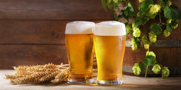 4人喝近120瓶啤酒惊到老板 网友:切勿贪杯