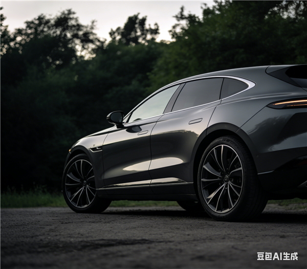 金晨被曝肇事逃逸:当地村民称撞了墙