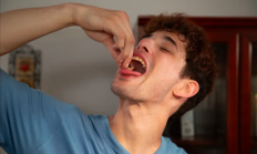 美国男子每天吃虫100只 只因享受虫子在嘴里蠕动的感觉