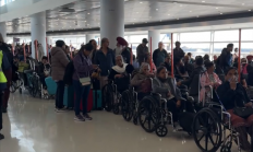 网友晒印度国际航班登机口奇观 乘客全都是在坐轮椅排队