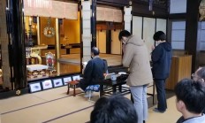 日本人会玩：摆上蟑螂蚊子遗照 百人焚香祭拜