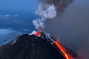 俄堪察加半岛8.7级强震后 欧亚大陆最高活火山喷发：火焰滔天