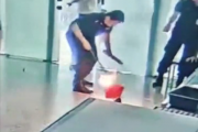 不让带上飞机 男子机场怒摔充电宝瞬间起火 被拘5日