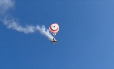 巴西一架小型飞机空中起火：撑起巨大救生伞后缓慢降落