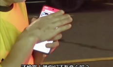 视障老人用手机不断弹广告 网友怒斥：给盲人模式推广告太过分了