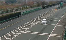 女子开车逆行上高速反怪导航：我没地方走了