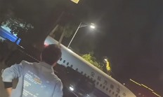 男子拍到武汉街头出现飞机 官方回应：系旧机拆解转运