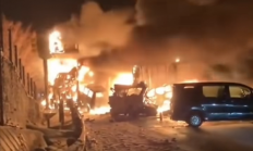 灾难电影场景！日本50多辆车连环撞 现场火光冲天