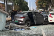 男子带病驾驶 剧烈咳嗽致误踩油门撞车:车辆几乎报废