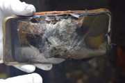 手机在车内暴晒引发爆炸差点毁了一辆车：这些“定时炸弹”要远离