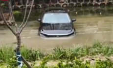 醉驾男子车内酣睡 醒来发现自己已在河里：还需承担刑责