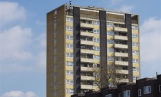 69岁老太12楼扔垃圾砸坏车辆被判刑引热议：官方提醒高空抛物太危险