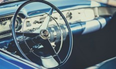 夫妇开老头乐闯红灯被撞索赔70万引热议：轿车司机没减速就要担责吗