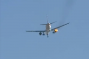 美国航空公司一客机起飞后发动机起火 现场视频曝光