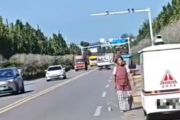 终于遇到对手了！当无人车遇到公路晒粮：大妈一肚子气却无可奈何