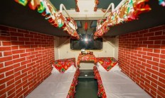 东北大花炕被搬上火车 网友：还真以为上炕了