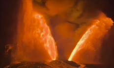 夏威夷基拉韦厄火山喷发：形成高达1500英尺的“熔岩之翼”