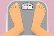 女子低血糖晕倒：姿势怪异吓坏旁人