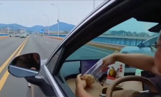 男子买新车炫智驾双手脱离方向盘吃东西被交警制裁