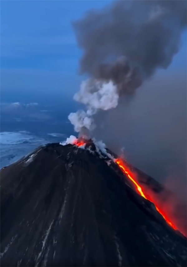 俄堪察加半岛8.7级强震后 欧亚大陆最高活火山喷发:火焰滔天