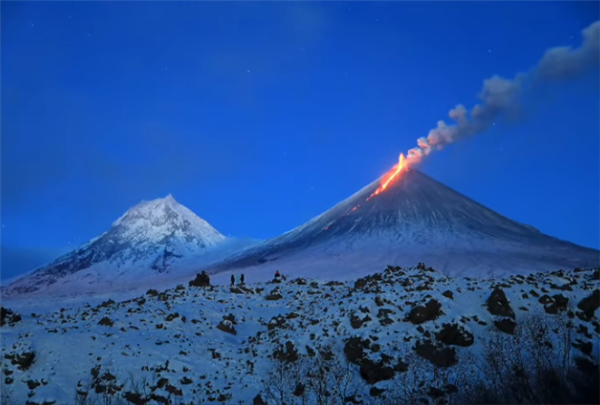 俄堪察加半岛8.7级强震后 欧亚大陆最高活火山喷发:火焰滔天