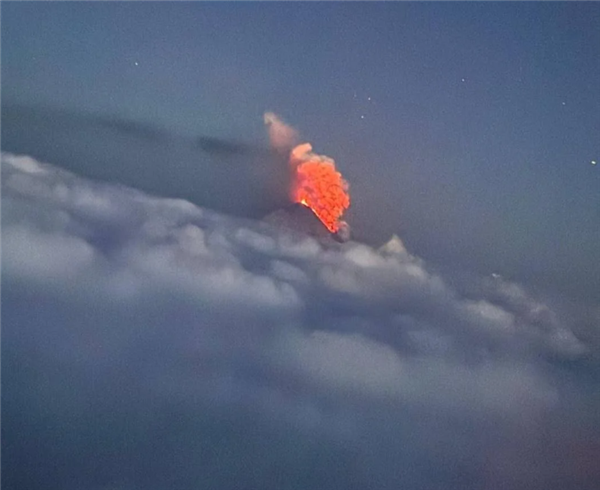 俄堪察加半岛8.7级强震后 欧亚大陆最高活火山喷发:火焰滔天