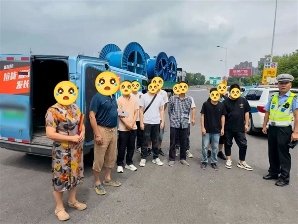 11人挤爆核载2人货车 交警都懵了:重罚!