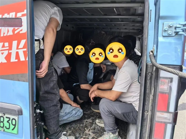 11人挤爆核载2人货车 交警都懵了:重罚!