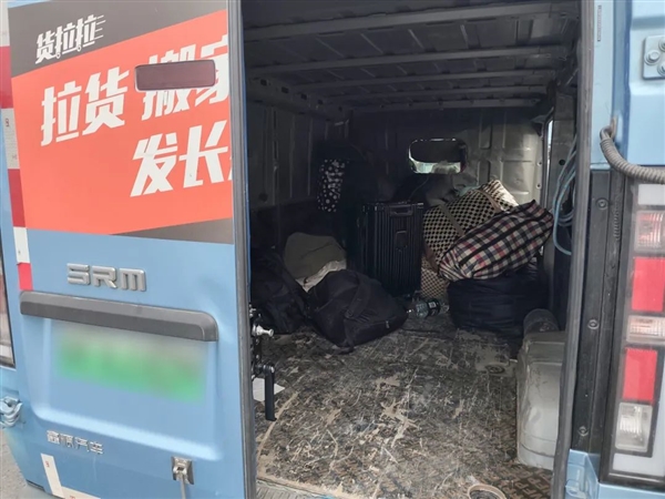11人挤爆核载2人货车 交警都懵了:重罚!