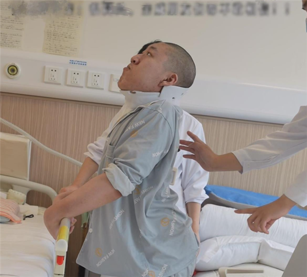 全球首例!4次断骨打开折叠男孩迈出新生第一步