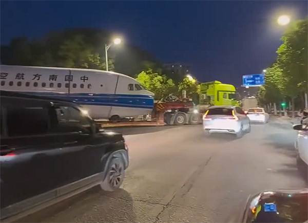 男子拍到武汉街头出现飞机 官方回应：系旧机拆解转运