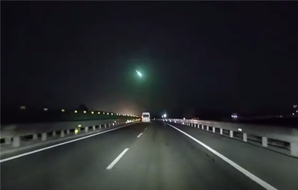 北方多地夜空现不明发光飞行物:不排除人造物体坠落