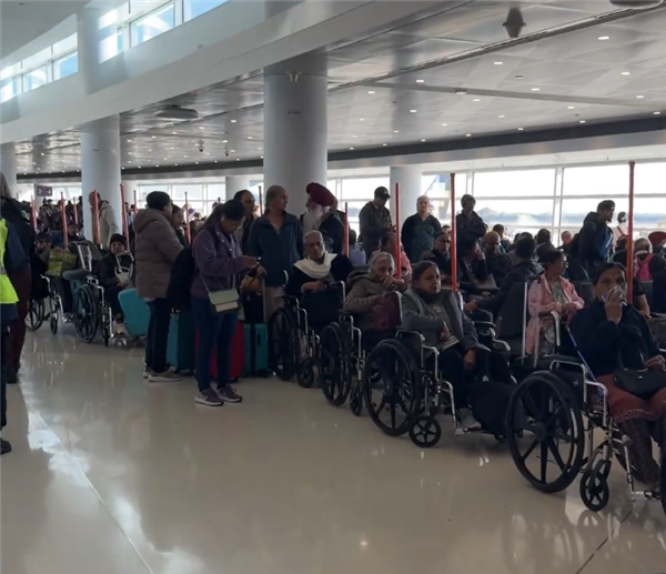 网友晒印度国际航班登机口奇观 乘客全都是在坐轮椅排队