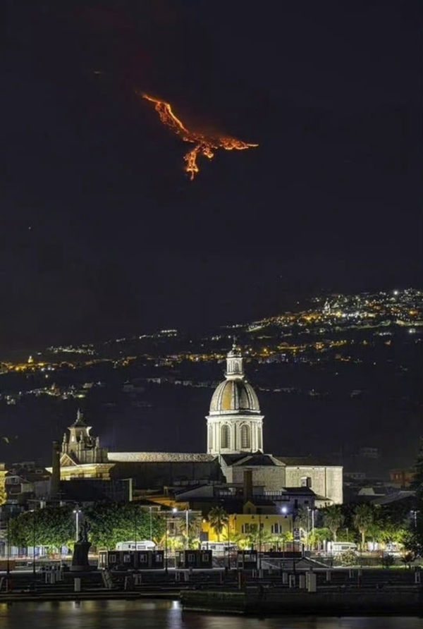 夏威夷基拉韦厄火山喷发：形成高达1500英尺的“熔岩之翼”