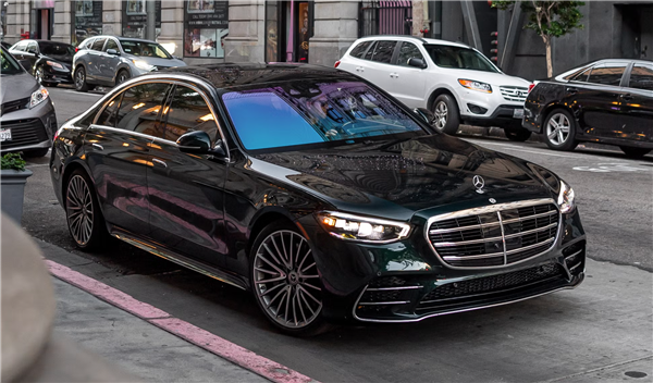 男子把80万的奔驰S借给朋友找对象 自己每天挤公交！结果被坑惨