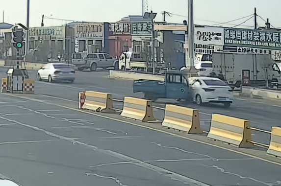 两只狗“合伙作案”开走主人三轮车：撞上一辆轿车