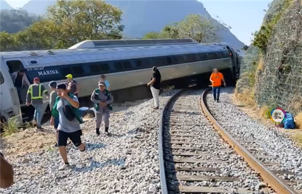 墨西哥一列车脱轨坠入7米深山谷:已致13死98伤