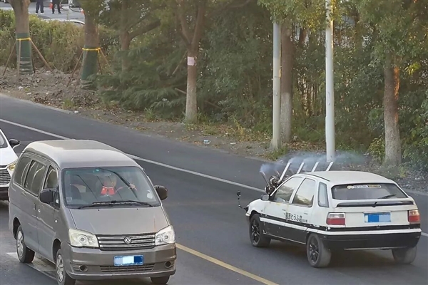 四缸八涡轮！赛车博主为博眼球将报废改装车开上路：驾照没了