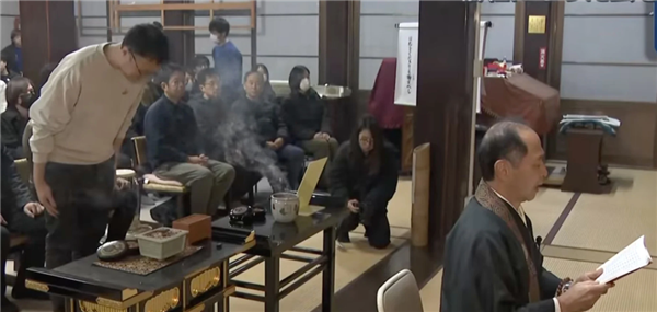 日本人会玩：摆上蟑螂蚊子遗照 百人焚香祭拜