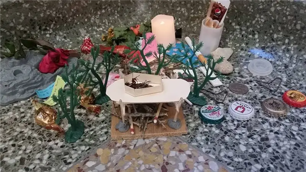 日本人会玩：摆上蟑螂蚊子遗照 百人焚香祭拜