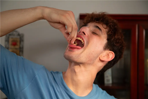 美国男子每天吃虫100只 只因享受虫子在嘴里蠕动的感觉