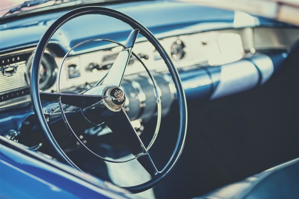 夫妇开老头乐闯红灯被撞索赔70万引热议:轿车司机没减速就要担责吗