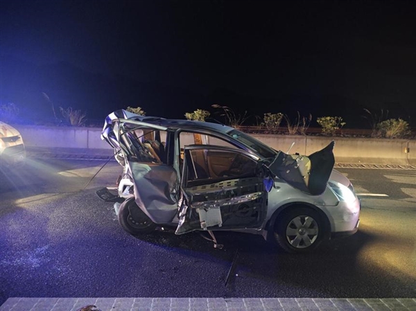 司机因错过高速口倒车 被追尾致乘客身亡 交警：担主责