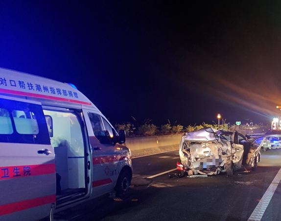 司机因错过高速口倒车 被追尾致乘客身亡 交警：担主责