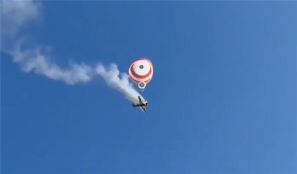 巴西一架小型飞机空中起火：撑起巨大救生伞后缓慢降落