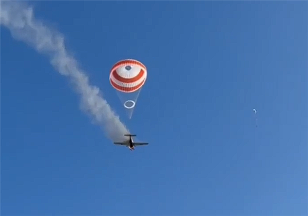 巴西一架小型飞机空中起火：撑起巨大救生伞后缓慢降落