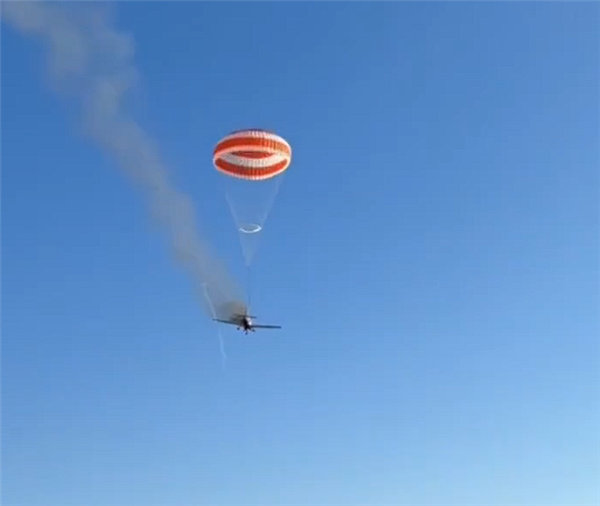 巴西一架小型飞机空中起火：撑起巨大救生伞后缓慢降落