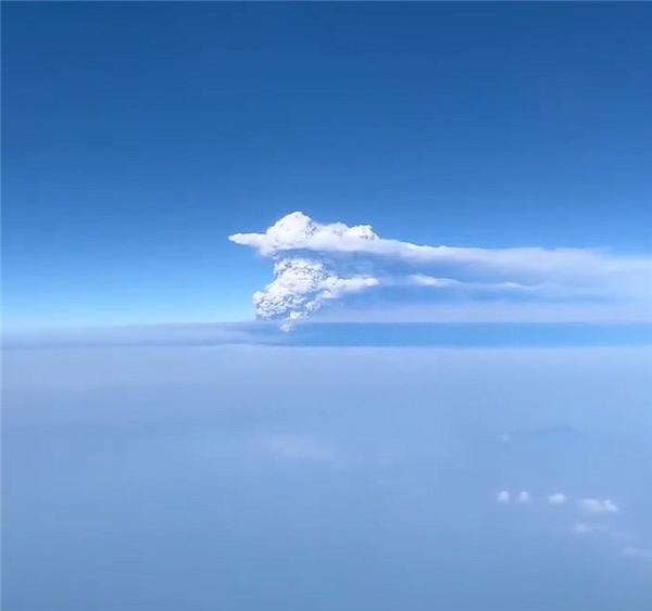 印尼3天内3座火山罕见接连喷发:8座机场被迫关闭