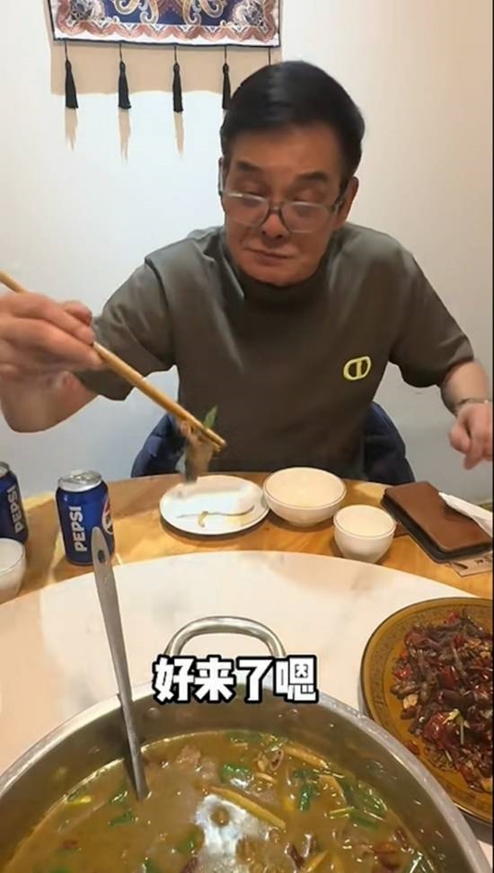 72岁“鸠摩智”演员化身美食博主 为游客介绍香港